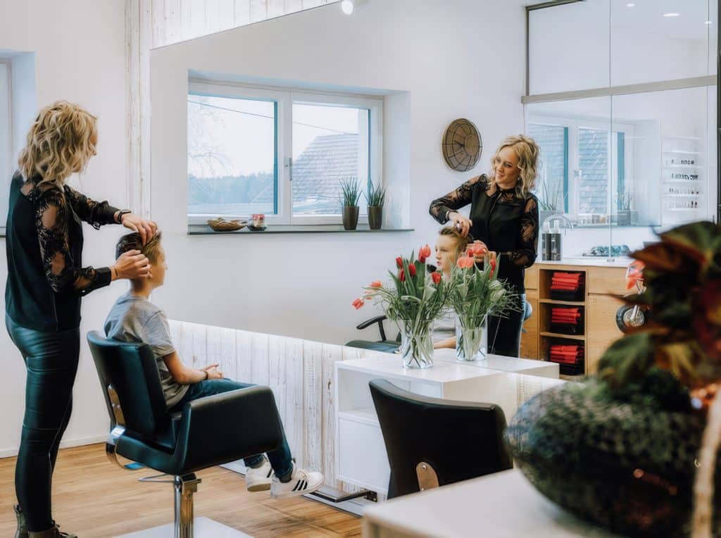 Haarstyling bei einem jungen Buben