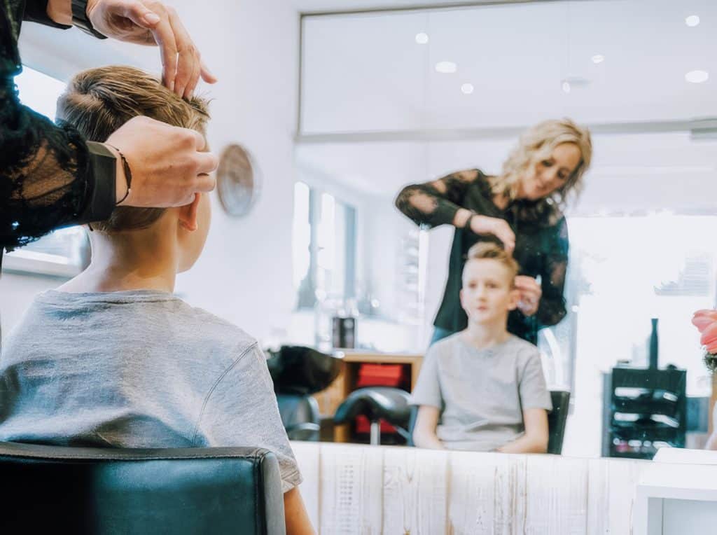 Haarstyling bei einem jungen Buben