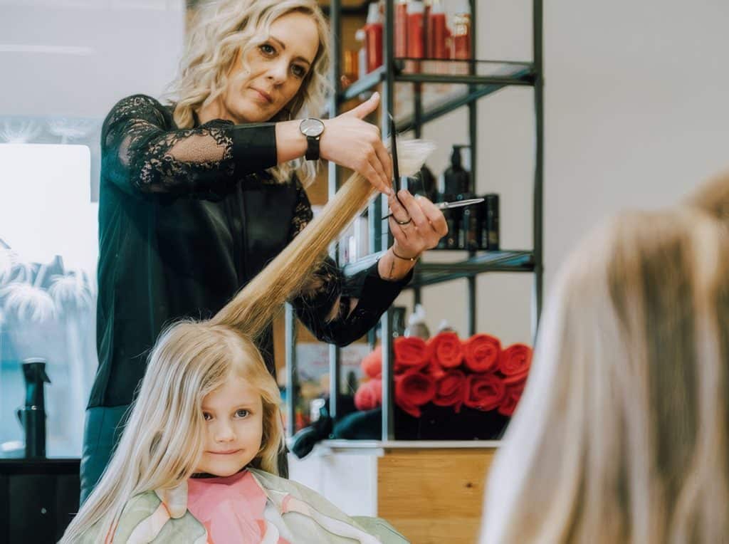 Spitzen schneiden bei einem junden Mädchen