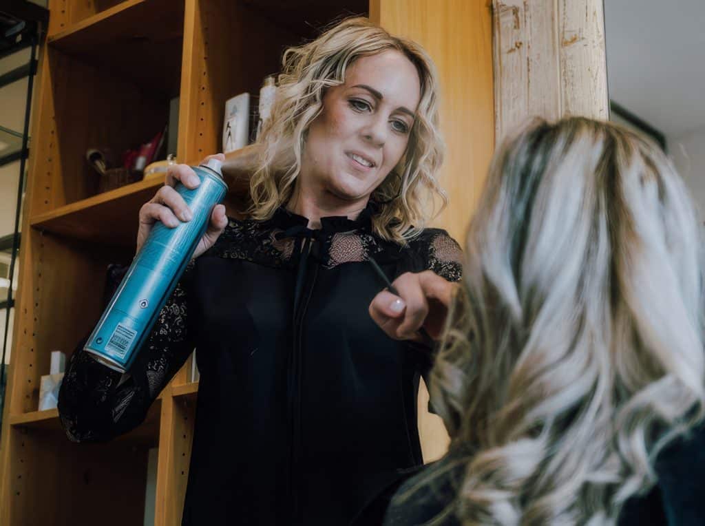 Simone beim Haarstyling