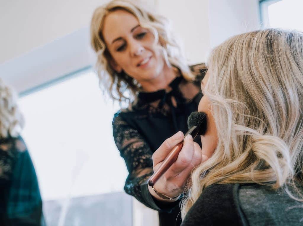 Simone beim Schminken