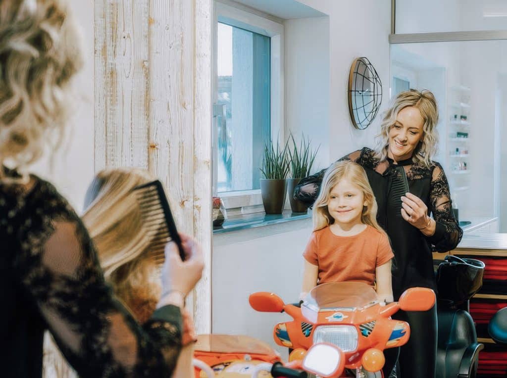 Simone beim Haareschneiden eines Mädchens